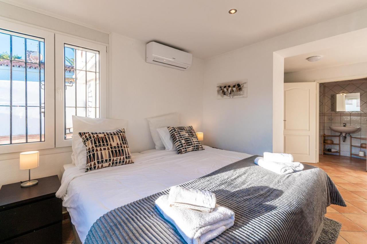 In The Second Line, Modern Beachfront Holiday Home In Costabella, Marbella Exteriér fotografie